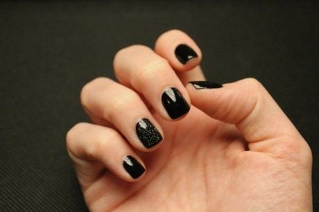 black-nail-polish-on-short-nails-19_2 Lac de unghii negru pe unghii scurte