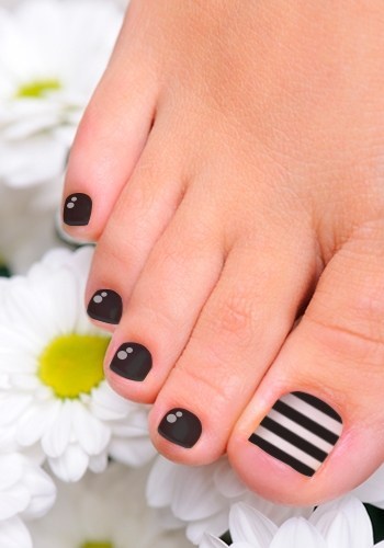 black-toe-nail-art-05_10 Deget de la picior negru nail art