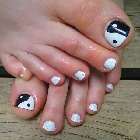 black-toe-nail-art-05_13 Deget de la picior negru nail art