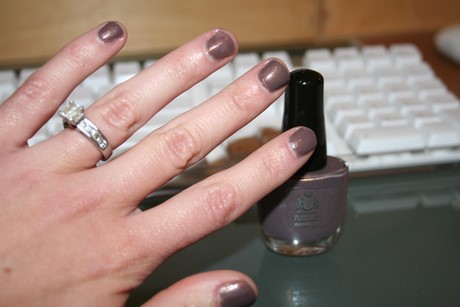 purple-grey-nail-polish-05_8 Lac de unghii gri violet