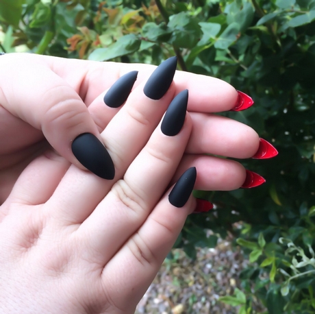 red-and-black-fake-nails-13_10 Unghii false roșii și negre