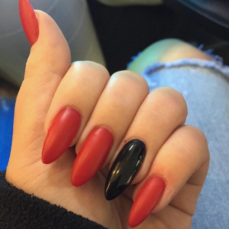 red-and-black-fake-nails-13_11 Unghii false roșii și negre