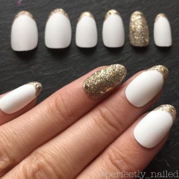 white-and-gold-fake-nails-08_20 Unghii false albe și aurii