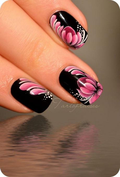 black-nails-with-pink-flowers-55 Cuie negre cu flori roz