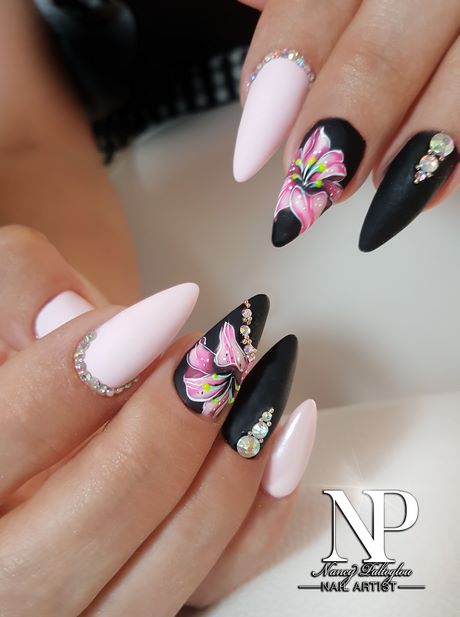 black-nails-with-pink-flowers-55_16 Cuie negre cu flori roz