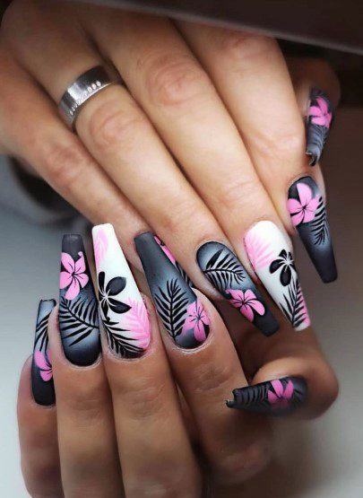 black-nails-with-pink-flowers-55_4 Cuie negre cu flori roz