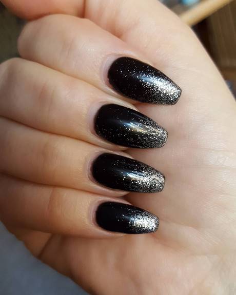 black-sparkly-nail-designs-97_17 Modele de unghii sclipitoare negre