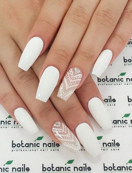 cute-nail-designs-with-white-polish-57_13 Modele drăguțe de unghii cu lac alb