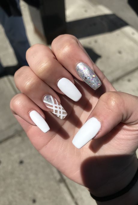 cute-nail-designs-with-white-polish-57_7 Modele drăguțe de unghii cu lac alb