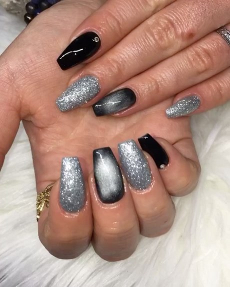 gray-and-silver-nail-designs-40_7 Modele de unghii gri și argint