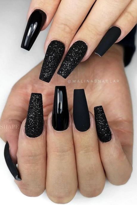 matte-black-nails-with-rhinestones-19 Unghii negre mat cu pietre