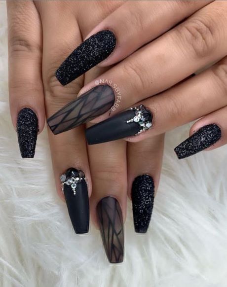 matte-black-nails-with-rhinestones-19_3 Unghii negre mat cu pietre