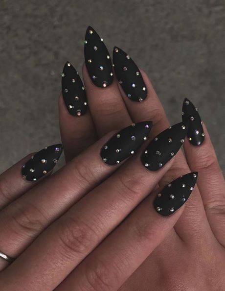 matte-black-nails-with-rhinestones-19_7 Unghii negre mat cu pietre