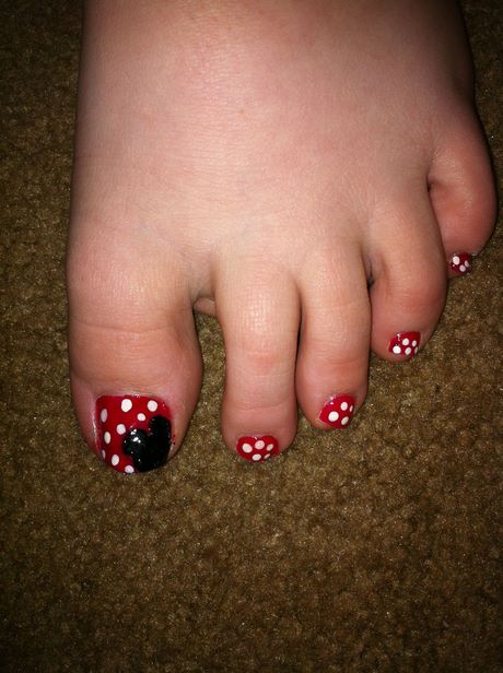 mickey-mouse-toe-nail-design-65_16 Design de unghii Mickey mouse toe