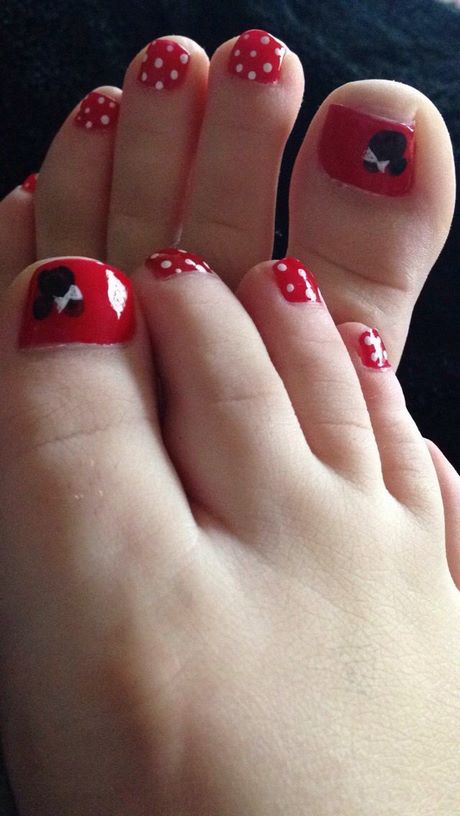 mickey-mouse-toe-nail-design-65_18 Design de unghii Mickey mouse toe