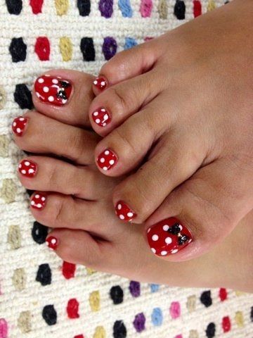 mickey-mouse-toe-nail-design-65_5 Design de unghii Mickey mouse toe