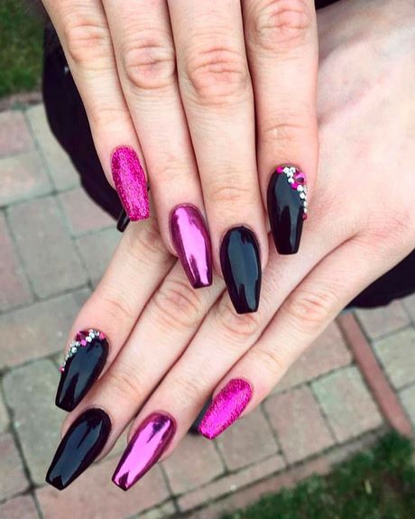 Nail art design negru și roz