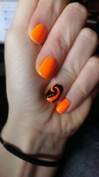 Modele de unghii în portocaliu