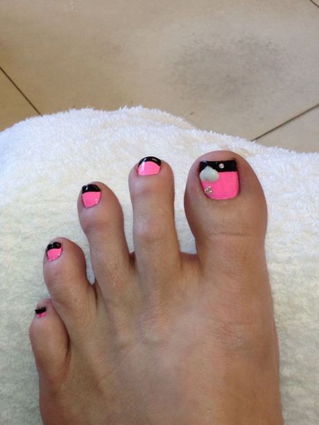 pink-and-black-pedicure-designs-91 Modele de pedichiură roz și negru