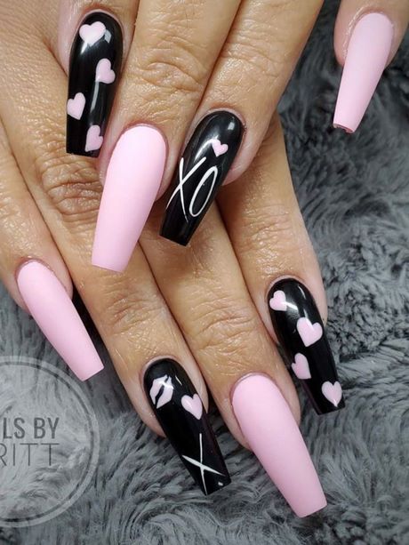pink-nails-with-black-design-98_5 Cuie roz cu design negru
