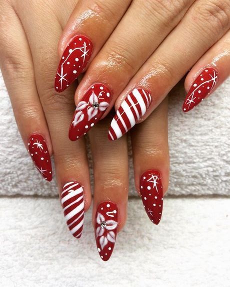 red-christmas-nails-with-snowflakes-86_19 Unghii roșii de Crăciun cu fulgi de zăpadă