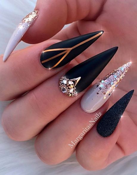 stiletto-nails-designs-with-rhinestones-66_14 Modele de unghii Stiletto cu pietre