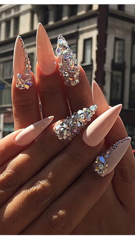 stiletto-nails-with-rhinestones-and-diamonds-76 Cuie Stiletto cu pietre și diamante