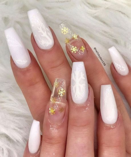 white-nails-with-christmas-design-45 Cuie albe cu design de Crăciun