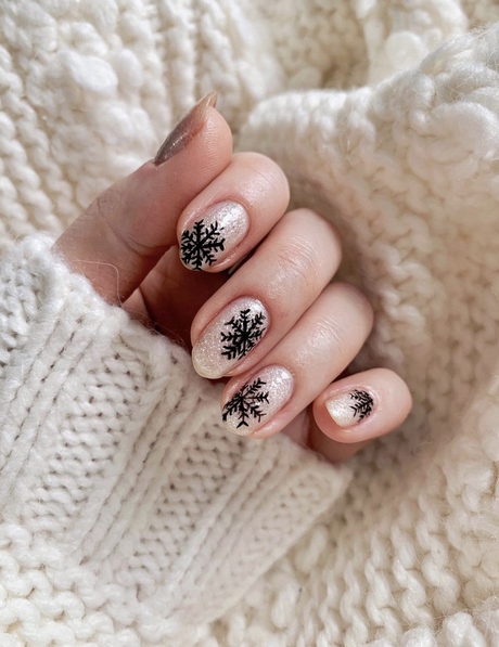 white-nails-with-christmas-design-45_11 Cuie albe cu design de Crăciun