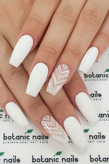 white-nails-with-christmas-design-45_17 Cuie albe cu design de Crăciun