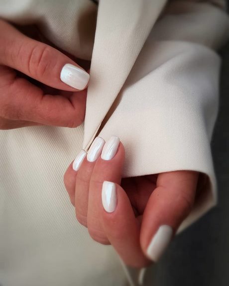 white-nails-with-christmas-design-45_5 Cuie albe cu design de Crăciun