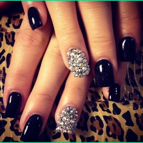 black-nails-with-rhinestones-80 Cuie negre cu pietre