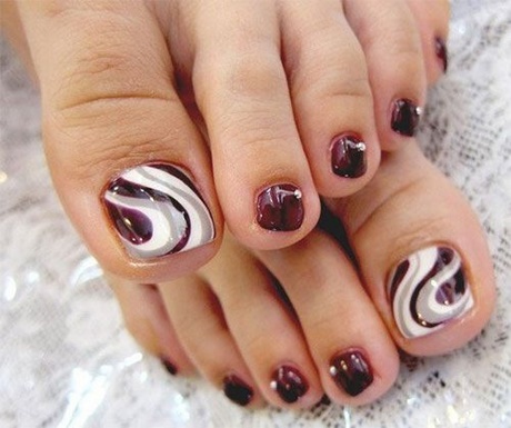 Fall toe nail art