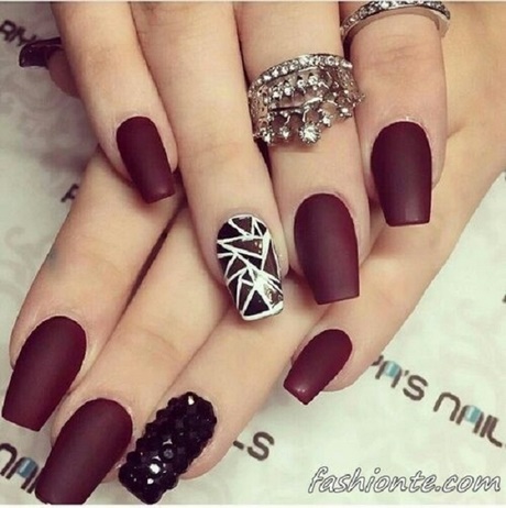 maroon-and-black-nails-17_6 Maro și unghii negre