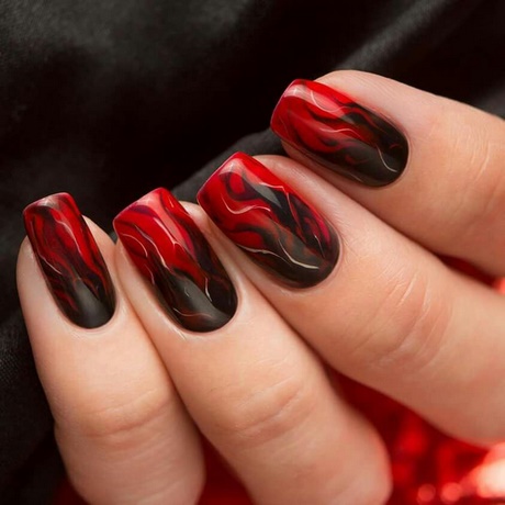 nails-black-red-35_19 Cuie negru roșu