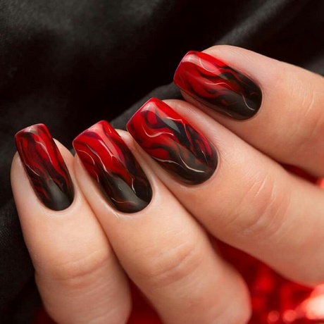 red-and-black-manicure-09_18 Manichiură roșie și neagră