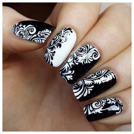 white-nails-with-black-design-43_10 Cuie albe cu design negru