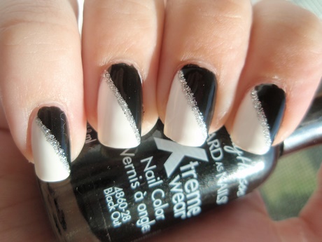 white-nails-with-black-design-43_13 Cuie albe cu design negru