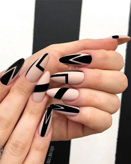 beige-and-black-nail-designs-32_10 Modele de unghii bej și negru