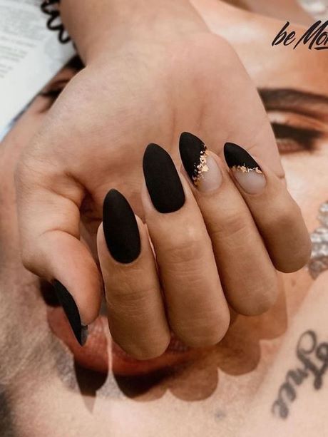 beige-and-black-nail-designs-32_18 Modele de unghii bej și negru
