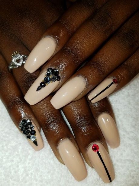 beige-and-black-nail-designs-32_7 Modele de unghii bej și negru