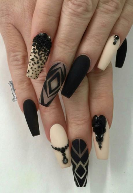 beige-and-black-nail-designs-32_8 Modele de unghii bej și negru