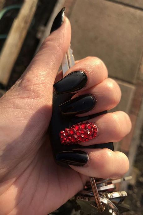 black-nail-designs-with-rhinestones-65_12 Modele de unghii negre cu pietre