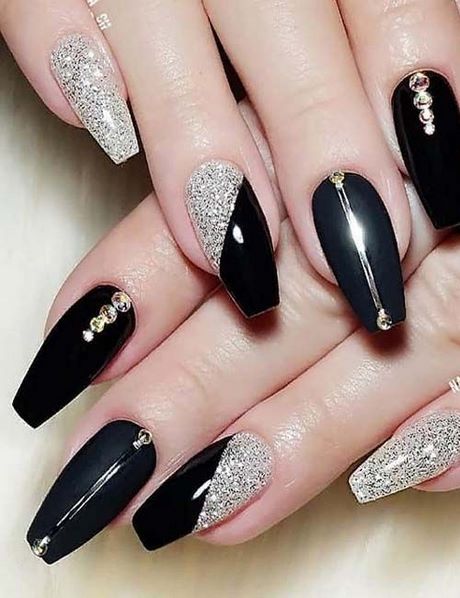 black-nail-designs-with-rhinestones-65_20 Modele de unghii negre cu pietre