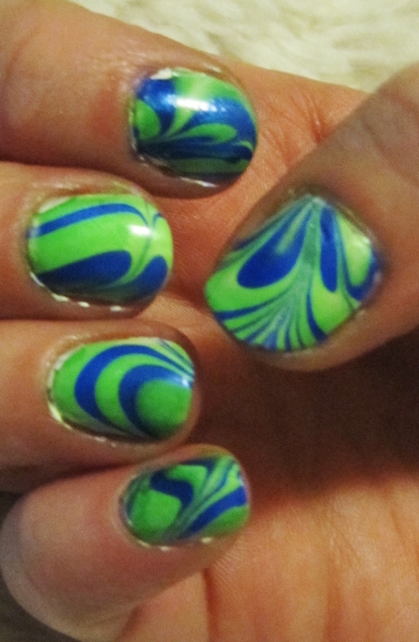 Albastru și verde nail art