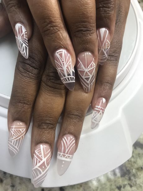 clear-nails-with-white-designs-10_11 Unghii clare cu modele albe