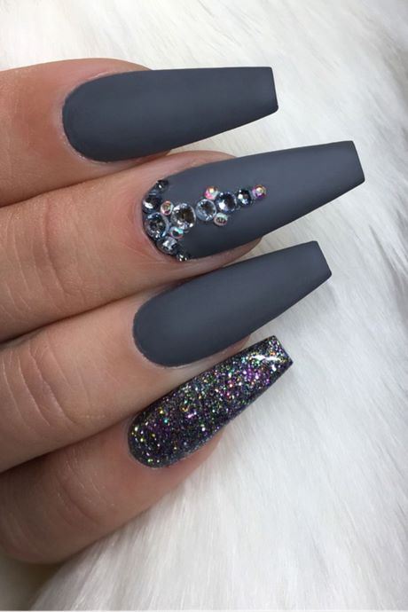 dark-gray-nail-designs-12_12 Modele de unghii gri închis