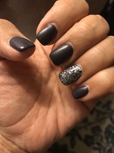 dark-gray-nail-designs-12_8 Modele de unghii gri închis