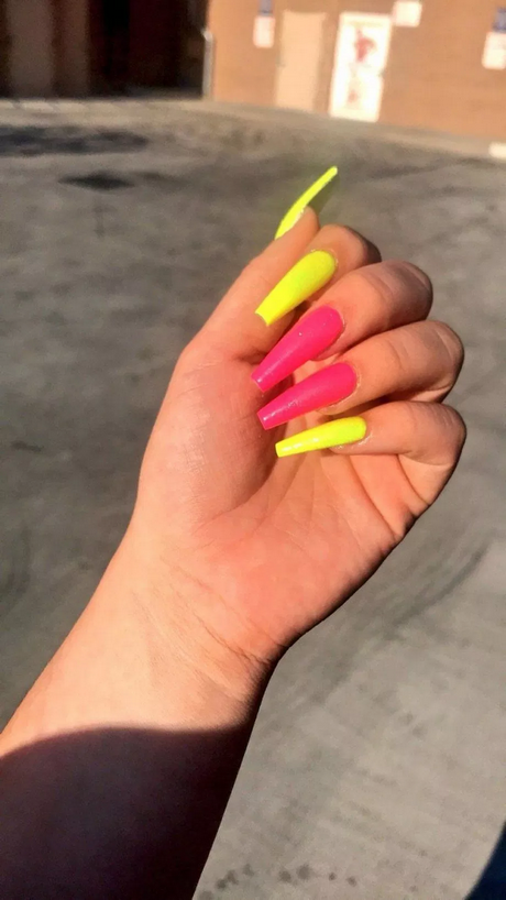 nail-designs-with-bright-colors-00 Modele de unghii cu culori strălucitoare