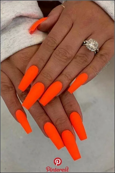 Modele de unghii de culoare portocalie